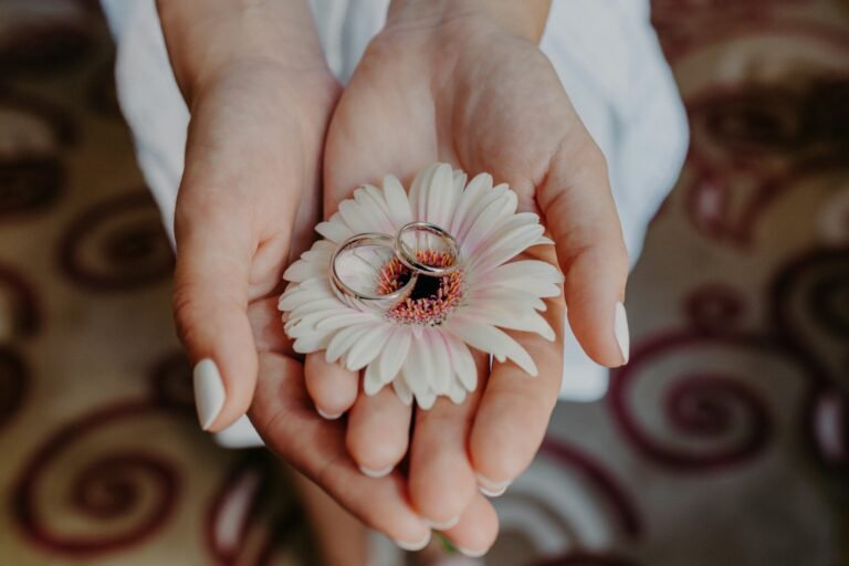 5 Bahasa Cinta (Love Languages): Kunci Memahami Pasangan Sebelum dan Sesudah Menikah a close-up of hands holding a flower